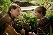 "Malcolm mittendrin", "Der geheime Freund." Malcolm verliebt sich in Schulschönheit Vicky. Das als einfältig verschriene Mädchen ist eigentlich sehr intelligent. Da sie ihre Beliebtheit nicht aufs Spiel setzen möchte, lässt sie ihre Mitschüler darüber jedoch im Unklaren. Auch mit Intelligenzbestie Malcolm trifft sie sich nur heimlich. Indes stellt Lois Reese vor die Wahl, sich Arbeit zu suchen oder von zu Hause auszuziehen. Im Bild (v.li.): Bryan Cranston (Hal), Erik Per Sullivan (Dewey).