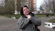 S12E50: Pamela genießt unterdessen ihre Bekanntheit: Sie ist seit über zwei Jahren bei "Hartz und herzlich" dabei und wird bei einem Stadtspaziergang von Fans umringt.