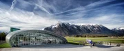 Außenansicht des Hangar-7 mit der DC 6B in Salzburg, Österreich