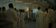 Jack (Domhnall Gleeson) präsentiert seinem Team (Komparsen) das neue Forschungsprojekt – doch nicht jeder kann es gutheißen.