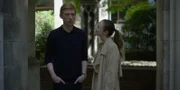 Alice (Andrea Riseborough) und Jack (Domhnall Gleeson) machen im Park eine unerwartete Beobachtung – während Alice versucht, ihn aufzuheitern, bleibt Jack spürbar angespannt.