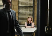 L-R: Kevin Ryan (Seamus Dever) und Julia Foster (Jen Lilley)