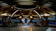 Lieutenant Commander Airiam (Sara Mitich, 2.v.l.), Lieutenant Junior Grade Joann Owosekun (Oyin Oladejo, 3.v.l.); Saru (Doug Jones, m.), Lieutenant Keyla Detmer (Emily Coutts, 4.v.r.), Michael Burnham (Sonequa Martin-Green, 3.v.r.)