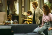 L-R: Alf, Brian Tanner (Benji Gregory), Kate Tanner (Anne Schedeen) und Lynn Tanner (Andrea Elson)