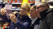 Viele Kunden im Supermarkt möchten ein Selfie mit Alessia machen