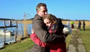 Heiner (Dirk Borchardt) und Anke Krenzlin (Mathilde Bundschuh) trauern um den verstorbenen Sohn und Bruder  Thomas.