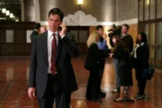In Washington D.C. wird die Leiche der 22-jährigen Kelly gefunden. Sie ist gestylt wie Marilyn Monroe, nur dass der Mörder ihr die Lippen entfernt hat. Hotch (Thomas Gibson, l.) und sein Team geben alles, um den Mörder zu fassen ...