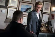 Als auf der Churchill Road in Sacramento ein Wagen explodiert, beginnt Patrick Jane (Simon Baker, r.) mit der Suche nach dem Hinweisen auf den Tatvorgang ...