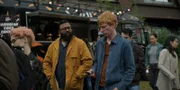 Alice hält Jack (Domhnall Gleeson, 3.v.l.) auf Abstand, doch er kann sie nicht vergessen. Sein Freund Paul (Sunil Patel, 2.v.l.) gibt ihm einen deutlichen Rat – aber wird er ihn befolgen?