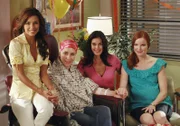 Lynette (Felicity Huffman, 2.v.l.) möchte eine fröhlichere Stimmung während der Chemotherapie und bittet ihre Freundinnen Gabrielle (Eva Longoria, l.), Susan (Teri Hatcher, 2.v.r.) und Bree (Marcia Cross, r.), sie zu begleiten ...
