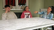 Beate (Mitte) bittet Freundin Ela (re.) um Rat. Sie ist hin- und hergerissen. Einerseits würde sie Sohn Pascal (li.) gern wieder bei sich aufnehmen und damit gleich zwei Probleme lösen: Sie müsste nicht aus der für eine Person zu teuren Wohnung ausziehen und der obdachlose Pascal hätte wieder ein Dach über dem Kopf.