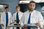 Die drei Ärzte besprechen eine mögliche OP-Methode. Ben hatte eine super Idee und darf assistieren. V.l.n.r. Ben Ahlbeck (Philipp Danne), Mikko Rantala (Luan Gummich), Matteo Moreau (Mike Adler) Die drei Ärzte besprechen eine mögliche OP-Methode. Ben hatte eine super Idee und darf assistieren. V.l.n.r. Ben Ahlbeck (Philipp Danne), Mikko Rantala (Luan Gummich), Matteo Moreau (Mike Adler)
