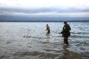Girwidz (Michael Brandner, r.) greift Ariadne Papadopoulou (Elisabeth Aronis, l.) am nahegelegenen See auf. Jetzt gilt es erst einmal, Sprachbarrieren zu überwinden.