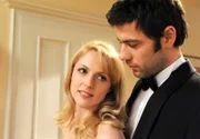 ARD STURM DER LIEBE FOLGE 1288, Rosalie (Natalie Alison, l.) wünscht sich von Jacob (Andreas Thiele, r.) eine passende Kette für ihr edles Gala-Outfit.