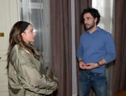Tobias (Jan Kittmann) wundert sich, als Emily (Anne Menden) ihn um Hilfe bittet.