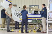 "Hawaii Five-0", "Tollkühn." Steves alter Freund, der Flugzeugmechaniker Ronnie, bittet ihn, den tödlichen Absturz eines Piloten bei einem Trainingsflug genauer zu untersuchen. Jason Sachs war Pilot der Firma Hammerade, die Flugshows auf der ganzen Welt organisiert. Ronnie glaubt nicht an die offizielle Version der Verkehrsbehörde NTSB, die die Absturzursache vorschnell als Pilotenfehler betrachtet. Er vermutet vielmehr einen Sabotageakt dahinter.Im Bild (v.li.): Alex O'Loughlin (Steve McGarrett), Scott Caan (Danny 'Danno' Williams), Ricardo Chavira (Agent Callahan).
