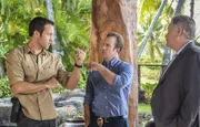 L-R: Steve McGarrett (Alex O'Loughlin), Danny "Danno" Williams (Scott Caan) and Harry Brown (William Forsythe)