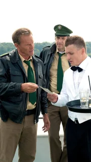 L-R: Polizeiobermeister Franz Hubert (Christian Tramitz), Polizeiobermeister Johannes Staller (Helmfried von Lüttichau) and Robert Sachs (Maximilian Berger)