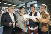 Findet das SOKO-Team (v.l.n.r.: Hajo Trautzschke (Andreas Schmidt-Schaller), Olivia Fareedi (Nilam Farooq), Tom Kowalski (Steffen Schroeder), Jan Maybach (Marco Girnth)) in den zahlreichen Fotos, die das Opfer geschossen hat, einen Hinweis auf den Täter?