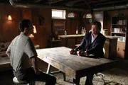 Bei den Ermittlungen in einem neuen Fall, gerät Jane (Simon Baker, r.) in die Fänge des Serienkillers Lazarus (Aubrey Deeker, l.). Doch wird es ihm gelingen, aus dieser Situation leben zu entkommen?