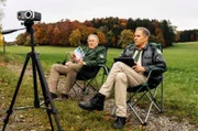 Hubert (Christian Tramitz) und Girwidz (Michael Brandner) bei einer Radarkontrolle. Ist ein Erlkönig gerade an ihnen vorbei gerauscht?