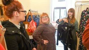 V.l.: Shoppingbegleitung Mandy, Kandidatin Nadine und Verkäuferin