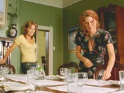 Stevie (Simmone Mackinnon, r.) deckt den Tisch besonders schön, da der neue Freund ihrer Tochter das erste Mal zu Besuch kommen wird. Regan (Zoe Naylor) hilft ihr dabei. Stevie (Simmone Mackinnon, r.) deckt den Tisch besonders schön, da der neue Freund ihrer Tochter das erste Mal zu Besuch kommen wird. Regan (Zoe Naylor) hilft ihr dabei.