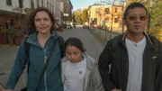 Eltern sein, das geht auch blind! Hannah (l.) und Gendun (r.) sind beide sehbehindert. Ihre Tochter Mila (M.) findet, sie seien trotzdem eine völlig normale Familie.