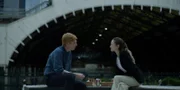 Alice (Andrea Riseborough) und Jack (Domhnall Gleeson) treffen sich zu einem Snack – dabei überrascht sie ihn mit einer mutigen Entscheidung.