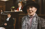 Hält sich die Zeugin Mrs. Beverly (Thelma Barlow) an die Tatsachen oder geht ihre Fantasie mit ihr durch?