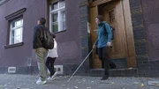 Eltern sein, das geht auch blind! Hannah (r.) und Gendun (l.) sind beide sehbehindert. Ihre Tochter Mila (M.) findet, sie seien trotzdem eine völlig normale Familie.