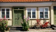 Ein typisches Stillleben auf Langeland sind gelbe Häuschen mit grünem Fachwerk – nicht zwingend mit rotem Fahrrad davor.