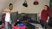 Jannie (li.) packt ihren Koffer für Amerika, wo ihre Oma vor kurzem gestorben ist. Tochter Leann ist traurig, dass sie nicht mitfliegen kann