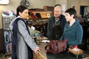 ARD ROTE ROSEN FOLGE 1450, am Mittwoch um 14:10 Uhr im ERSTEN. Vera (Sandra Speichert, l.) erfährt überrascht, dass ausgerechnet Jan Ariane (Alexandra Horn, r. mit Claus Dieter Clausnitzer, M.) vor einer Anzeige bewahrt hat.