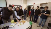 Das Team hat eine Überraschung für Yusuf (2.v.li.)