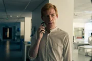 Im Labor erfährt Jack (Domhnall Gleeson) von Alices großzügiger Geste – fassungslos vor Wut greift er zum Telefon, um sie zur Rede zu stellen.