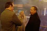 Nachdem eine Tänzerin vergewaltigt wurde, statten die Ermittler Amanda Rollins (Kelli Giddish) und Odafin "Fin" Tutuola (Ice-T, r.) dem Strip-Club-Besitzer Perry Cannavaro (Chazz Palminteri) einen Besuch ab. Jedoch zeigt sich dieser gleichgültig und will mit dem Fall nichts zu tun haben.
