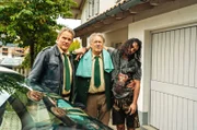 Hubert und Girwidz bringen den betrunkenen Wiesngänger Spyros Karamanlis zu seiner Unterkunft.