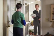 Sheldon Cooper (Iain Armitage, l.); Pastor Jeff (Matt Hobby, r.)