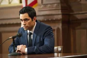 Detective Nick Amaro (Danny Pino) erklärt, dass er einen jugendlichen Drogendealer nicht absichtlich angeschossen hat, sondern seine Kollegin schützen wollte. Doch war der Schusswechsel gerechtfertigt? Die Abteilung für innere Angelegenheiten klärt nun den Fall...