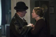 Wolter (Peter Kurth) verabschiedet sich von seiner Frau Emmi (Marie Gruber).
