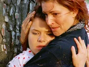 Nachdem Stevie (Simmone Mackinnon, r.) Rose (Basia A'Hern) aus einer misslichen Lage befreit hat, kommt es endlich zur Versöhnung zwischen Mutter und Tochter. Nachdem Stevie (Simmone Mackinnon, r.) Rose (Basia A'Hern) aus einer misslichen Lage befreit hat, kommt es endlich zur Versöhnung zwischen Mutter und Tochter.