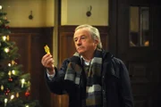 Gerstl (Gerd Lohmeyer) ist entsetzt, als er ein Bonbon-Papier auf dem Boden des Brunnerwirtes findet.