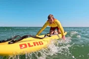 Bis zu 60 Freiwillige der DLRG sind in der Hochsaison allein zwischen Niendorf und Sierksdorf an der Lübecker Bucht im Einsatz.