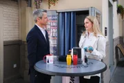 Benedikt ueberrumpelt Cecilia mit einem spontanen Jobangebot. Benedikt Huber (Jens Hajek), Cecilia Weigel (Carina Koller)