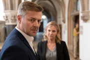 Kann Felix Amstätter (Marcus Mittermeier) seine Geheimnisse vor Vera Lanz (Katharina Böhm, M.) und vor seiner Frau Luise Amstätter (Sonja Baum, r.) verstecken?