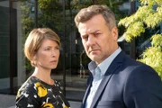 Kritischer Blick der Ehefrau: Sonja Baum als Luise Amstätter, Marcus Mittermeier als Felix Amstätter