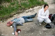 Dr. Fuchs (Susu Padotzke) untersucht den Tatort.