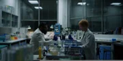Jack (Domhnall Gleeson, r.) und Paul (Sunil Patel, l.) widmen sich konzentriert ihrer Forschungsarbeit – und kommen dabei auch auf Persönliches zu sprechen.