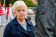 Dr. Henriette Wolf (Brigitte Kren).